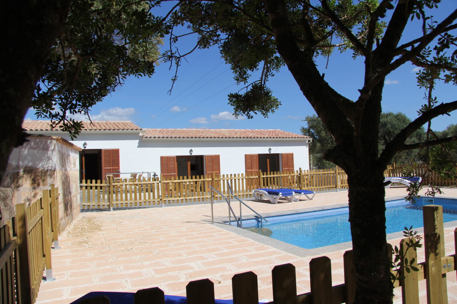 Blick aus den Pool der Ferienwohnungen und die umliegende Terrasse