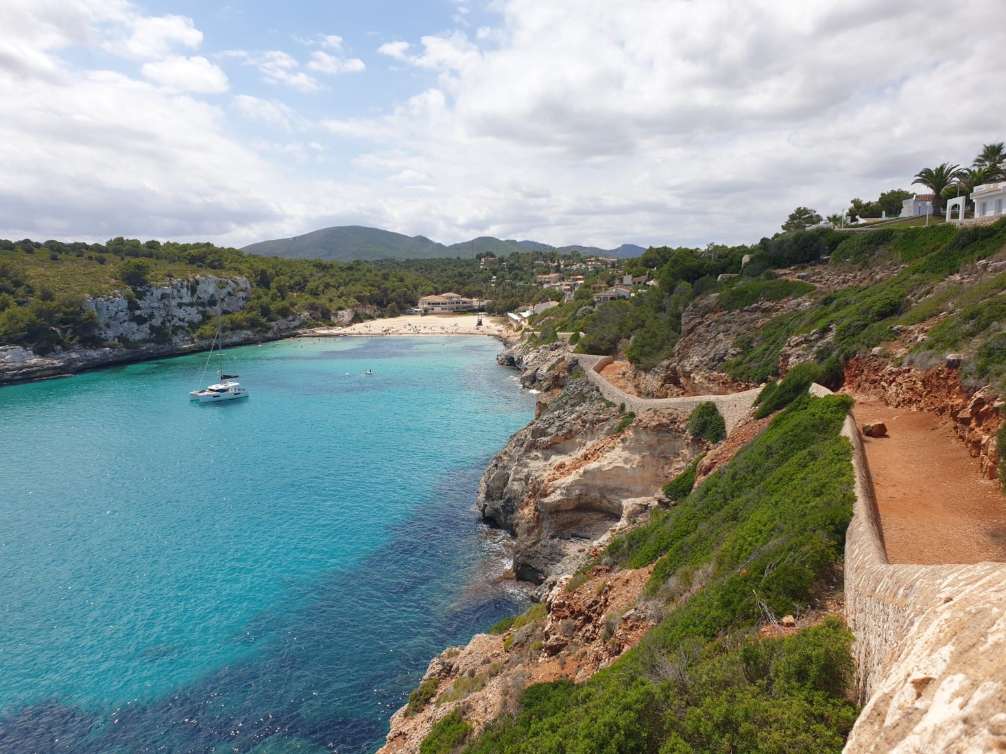 Blick auf die Bucht Cala Romantica in Mallorca