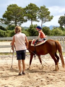 Turnen auf dem Pony für Kleinkinder