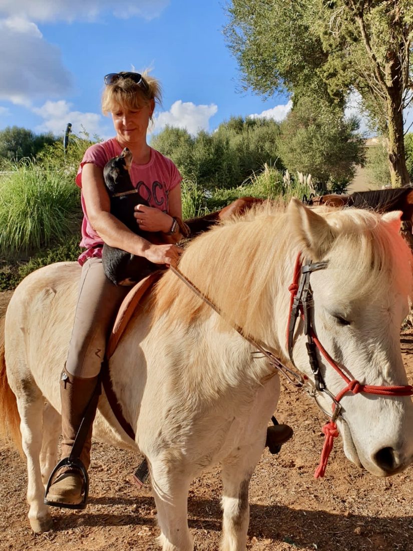 Tanja auf Balu mit Luna auf dem Arm