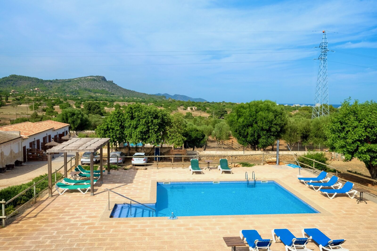 Blick aus dem Obergeschoss des kleinen Gruppenhauses auf die Poolterrasse