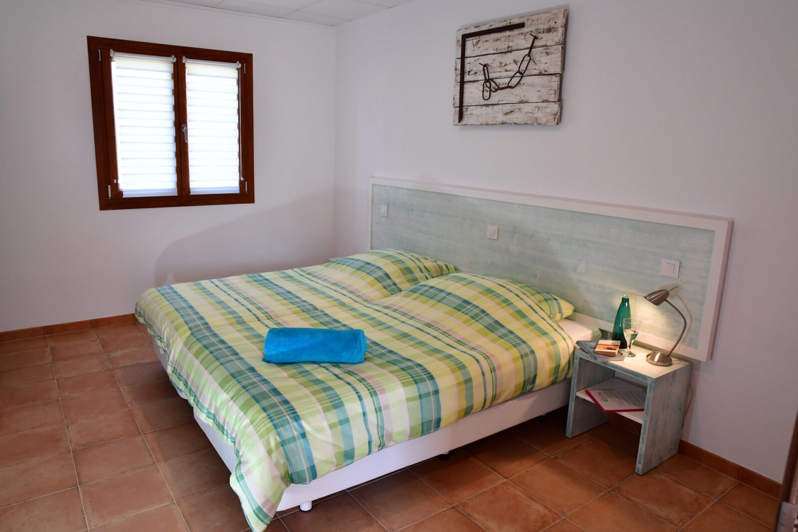 Geräumiges Schlafzimmer mit separaten Betten in der Ferienwohnung
