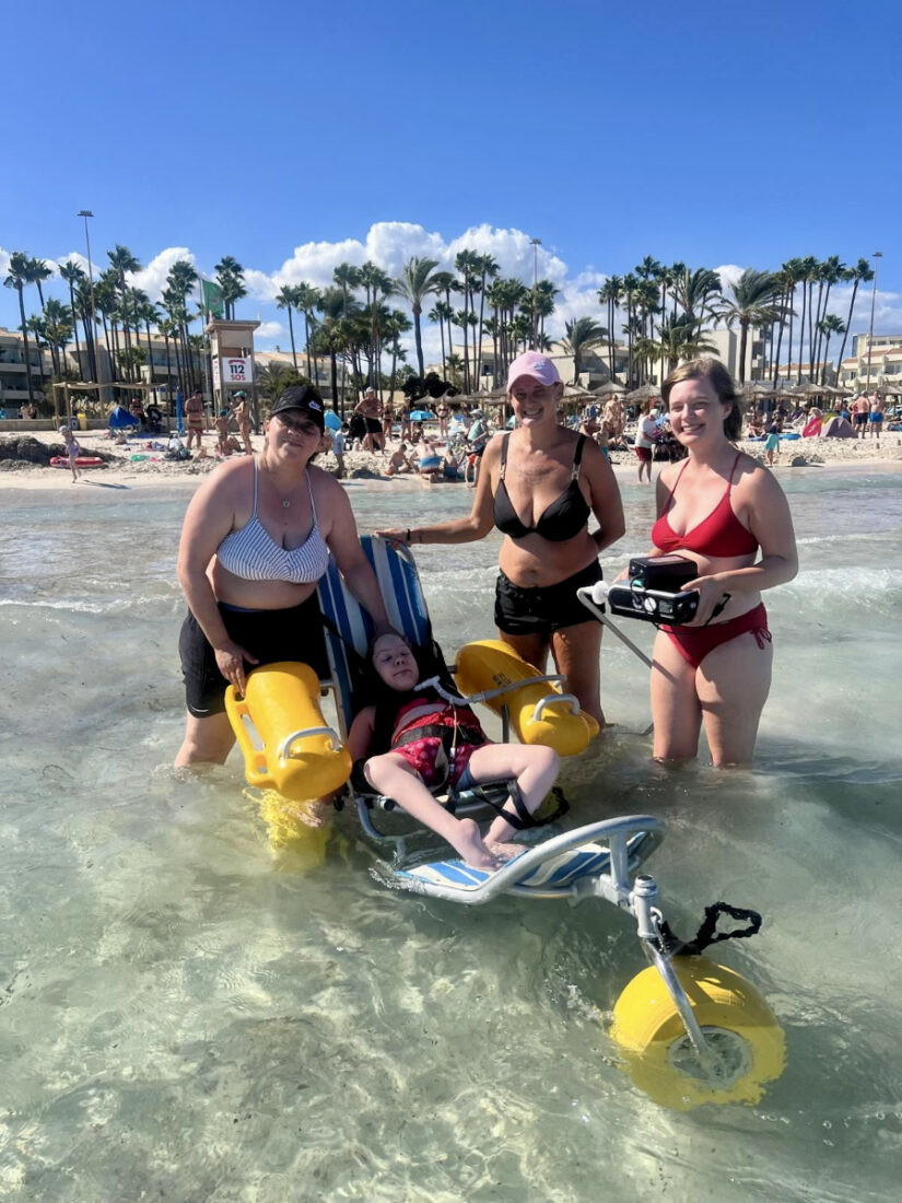 Amy mit ihrem Intensivpflegeteam im Urlaub mit Beatmung