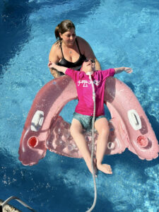 Amy mit Irma im Pool
