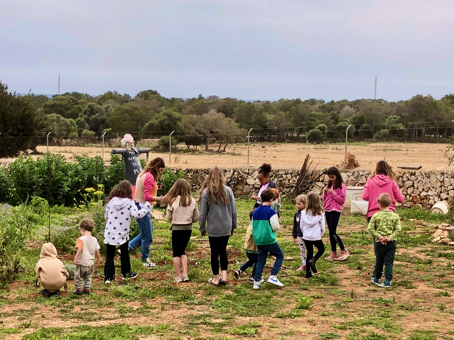 Ostereiersuche im Feriencamp mit vielen Kindern auf Mallorca