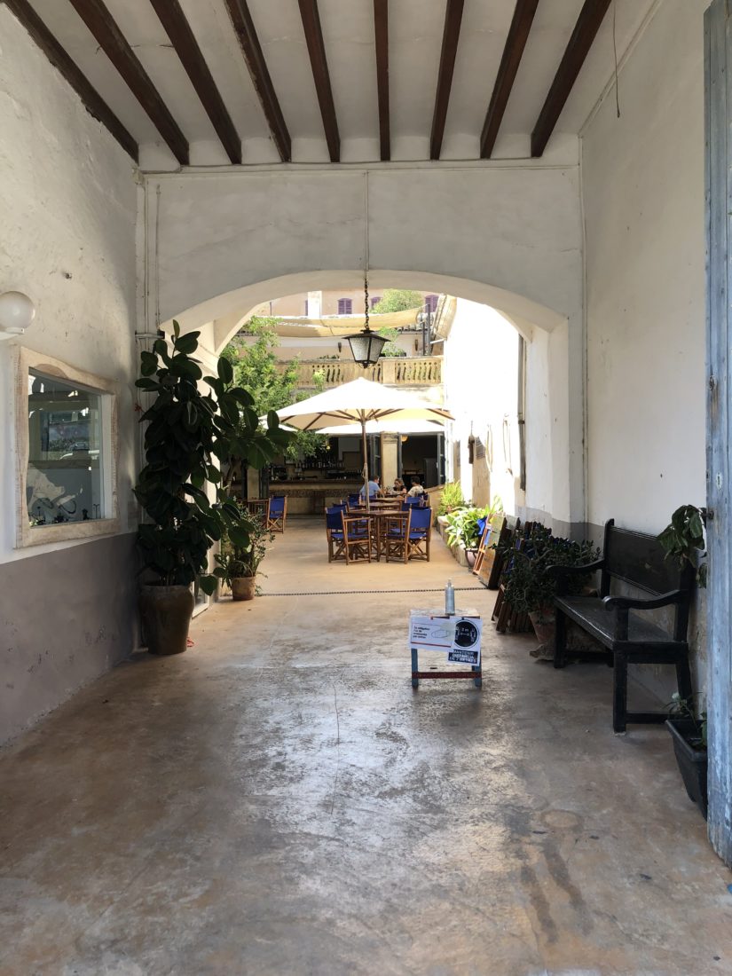 Blick in den Innenhof von Sa Gripia Restaurant in Arta