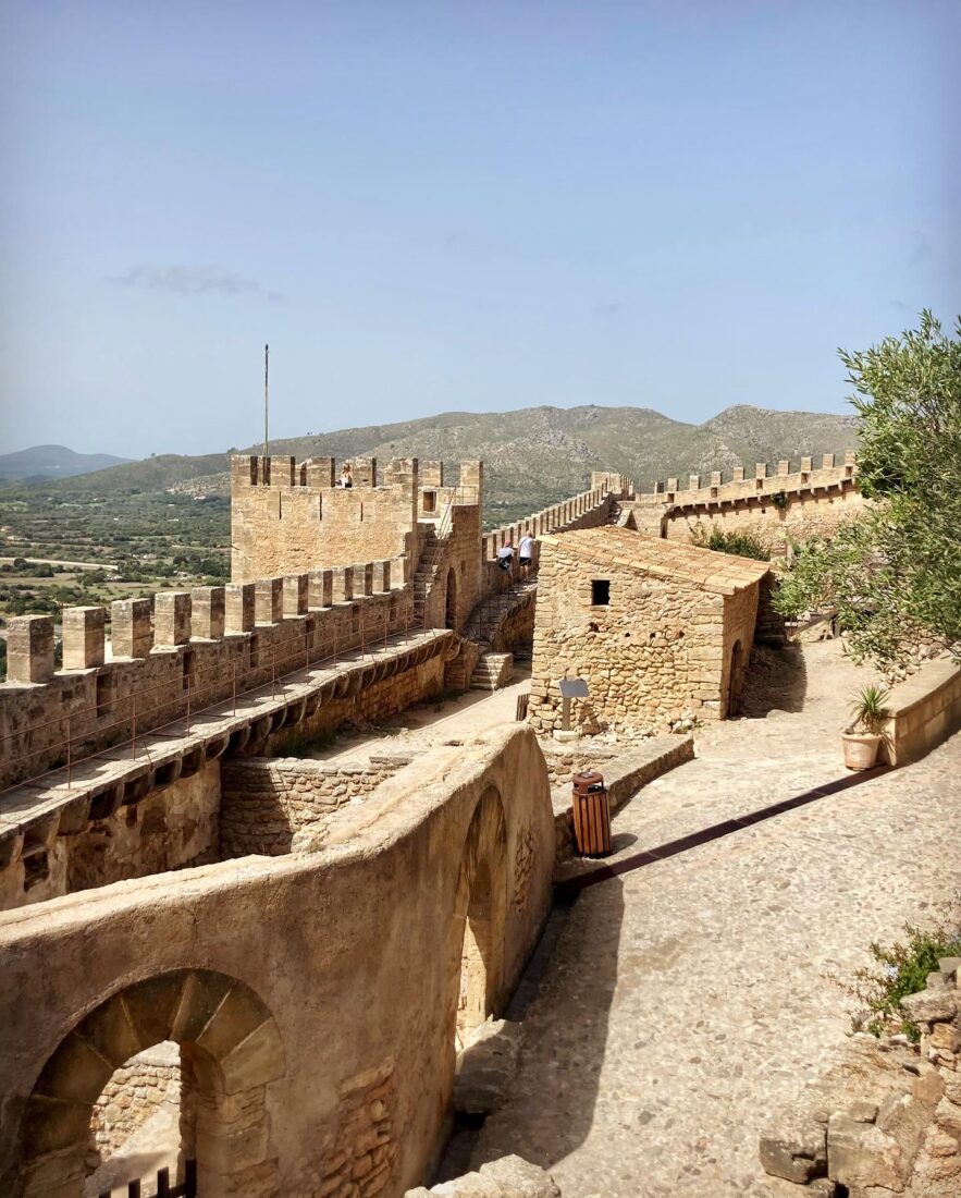 Blick über die Burgmauern von der Festung in Capdepera