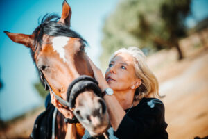 Traumapädagogin Claudia mit ihrem Pferd Funny