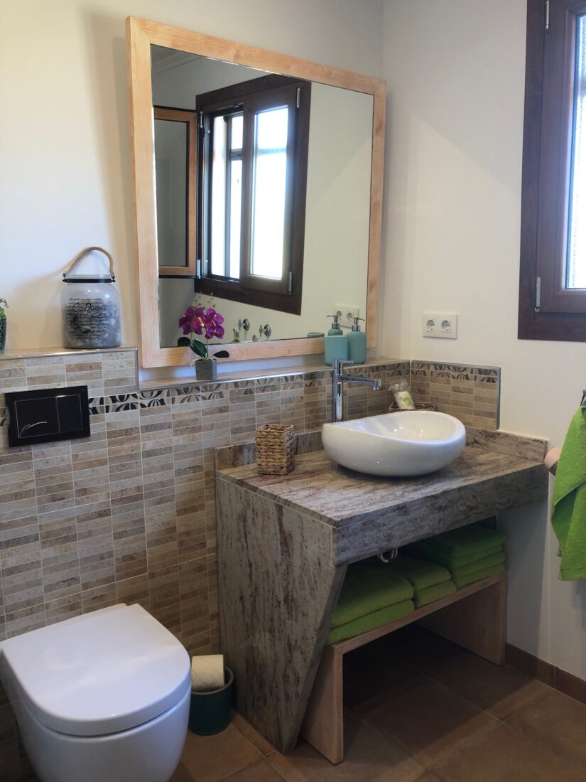 Blick ins barrierefreie Badezimmer in ansprechendem Design