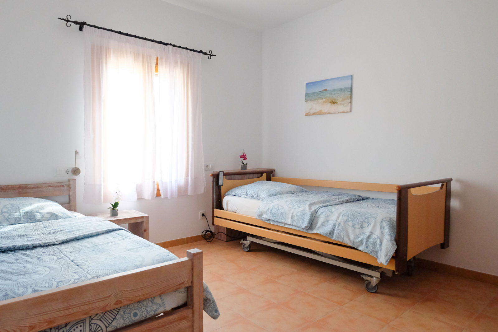 Doppelzimmer mit Pflegebett in barrierefreier Finca in Mallorca