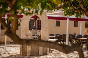 Historischer Dorfplatz zum Coworking in der Sonne