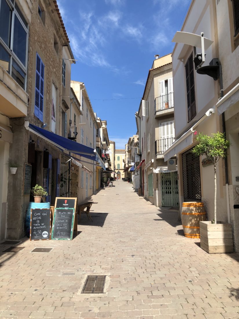 Haupt Einkaufsstrasse in Arta auf Mallorca