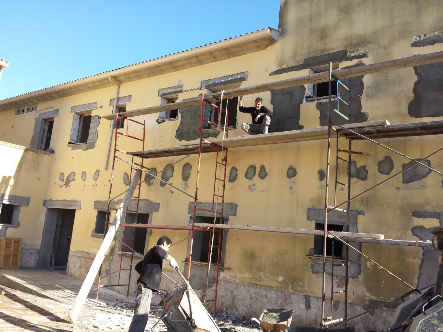 Verputzen der neuen Fensteröffnungen Gruppenhaus 1