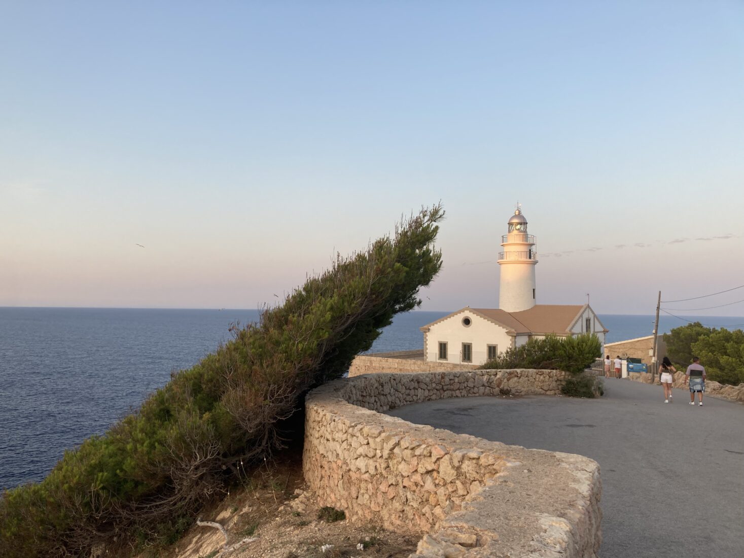 Leuchtturm oder Faro von Cala Ratjada im Abendlicht