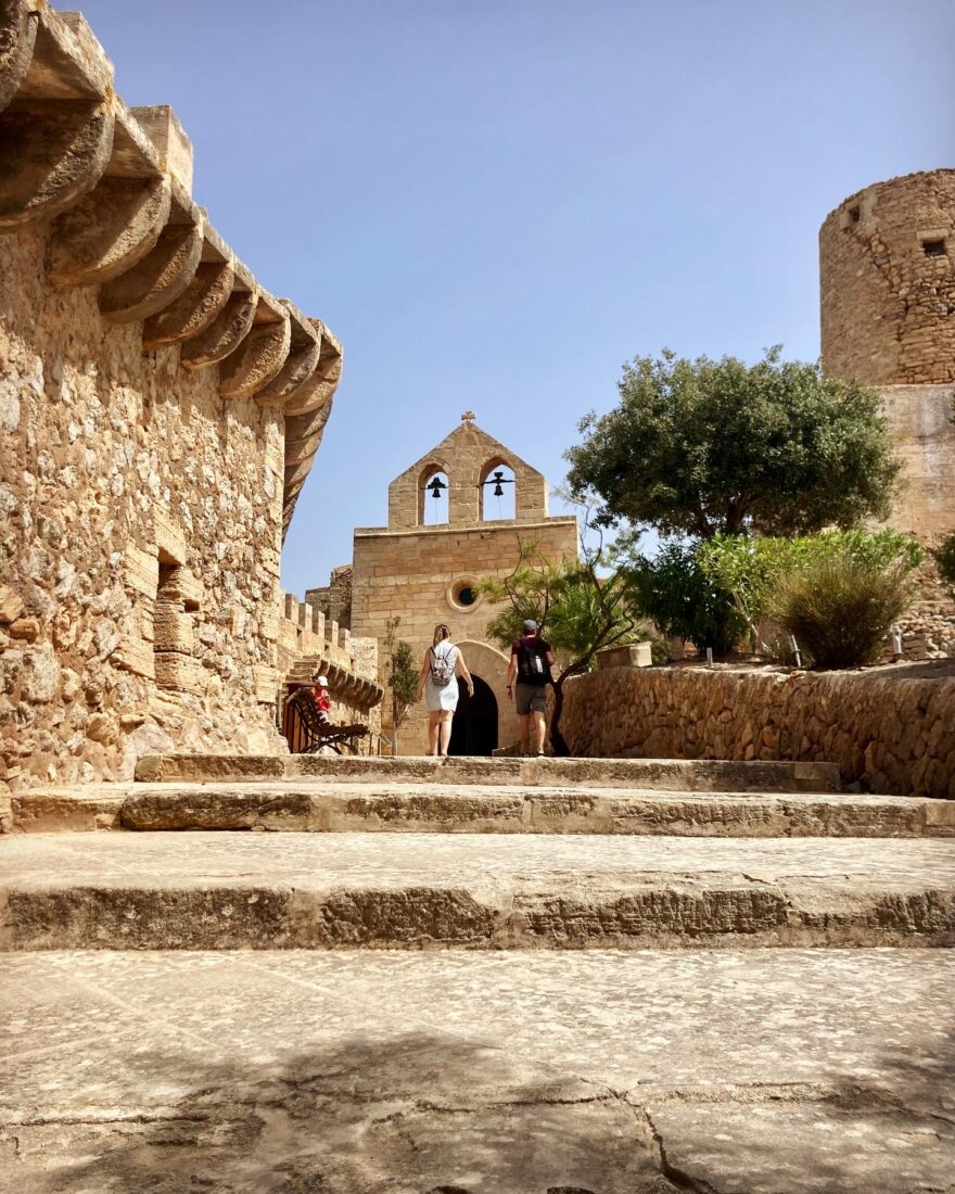 Blick auf die Kirche in der Festung Capdepera