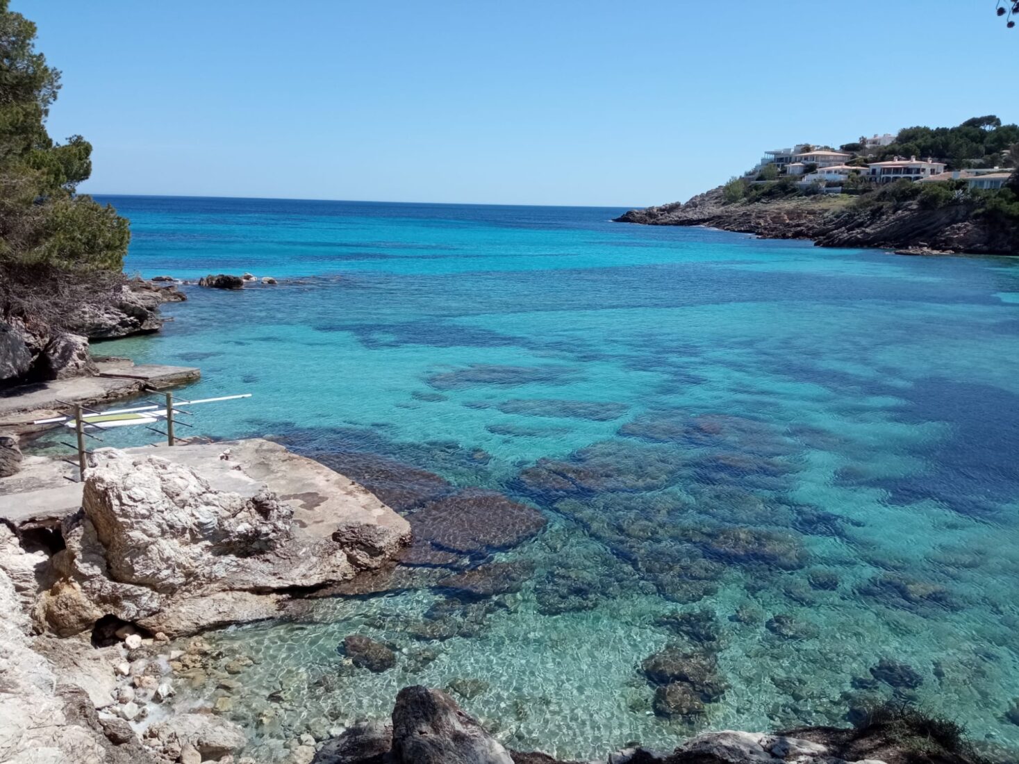 Kristallklares Wasser in der Bucht von Font de Sa Cala auf Mallorca