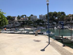 Steilküste im Hafen von Porto Cristo