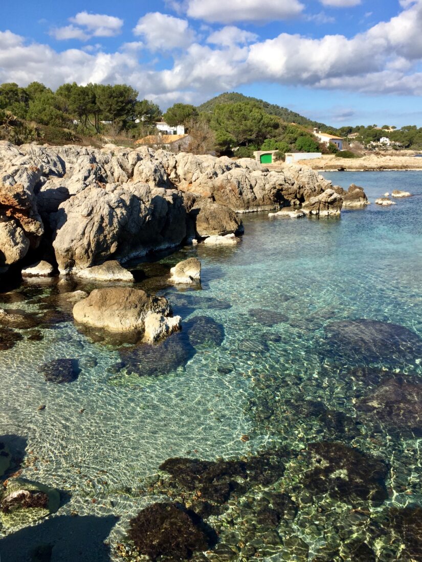 Klares Wasser in der Bucht von Es Carregador