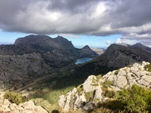 Blick vom Gipfel des Puig L'Ofre auf den Stausee Cúber