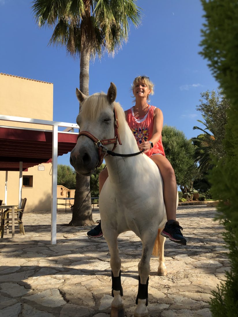 Tanja ohne Sattel auf unserem Pony Balu