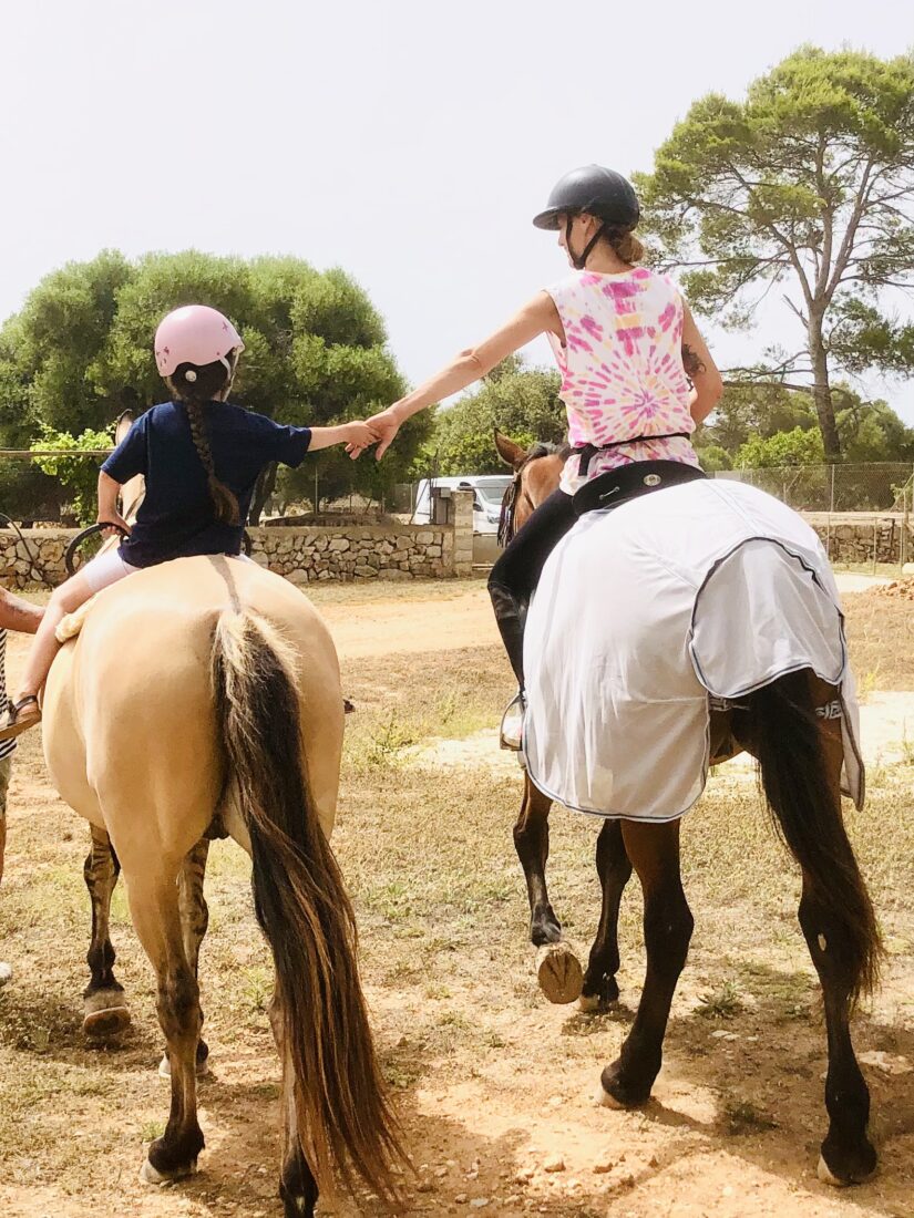 Mutter und Tochter reiten gemeinsam aus