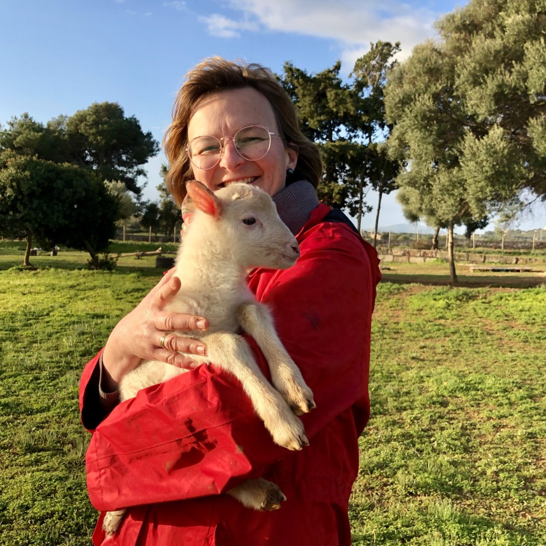 Steffi hält unser zahmes Lamm Bambi auf dem Arm