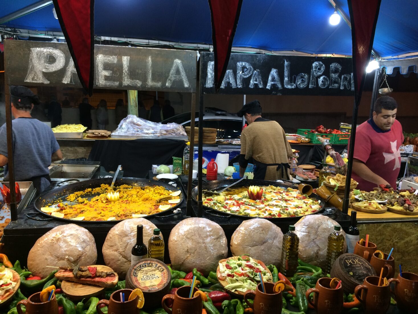 Paella und andere mallorquinische Köstlichkeiten auf dem Mercat Medieval in Capdepera