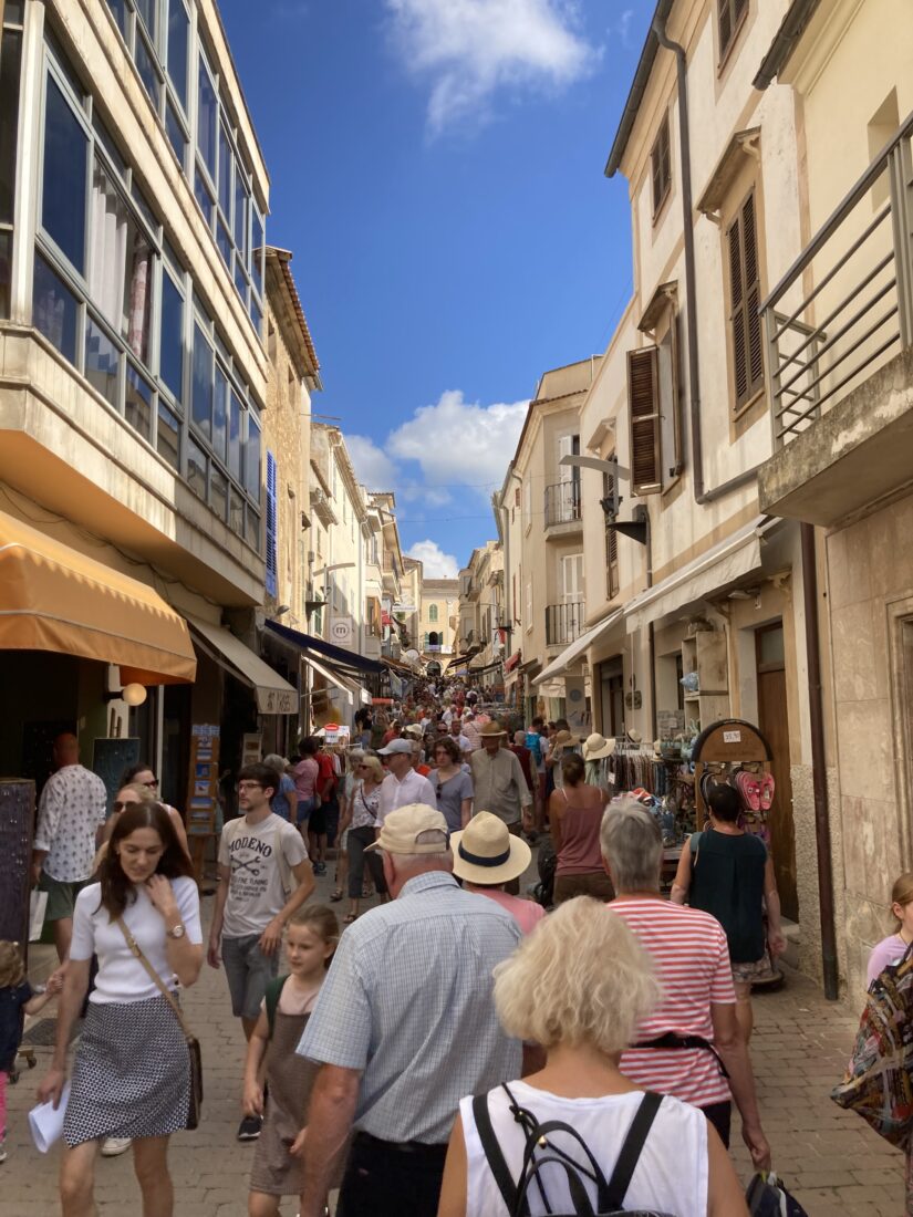 Volle Straßen in Arta zur Marktzeit