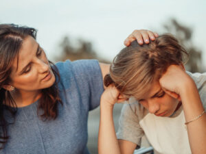 Neurodivergente Jugendliche mit ADHS oder Autismus fühlen sich schnell überfordert oder erschöpft: Coaching kann hier neue Wege zeigen