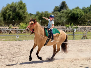 Sicher und gut sitzen lernen die Kinder erstmal an der Longe