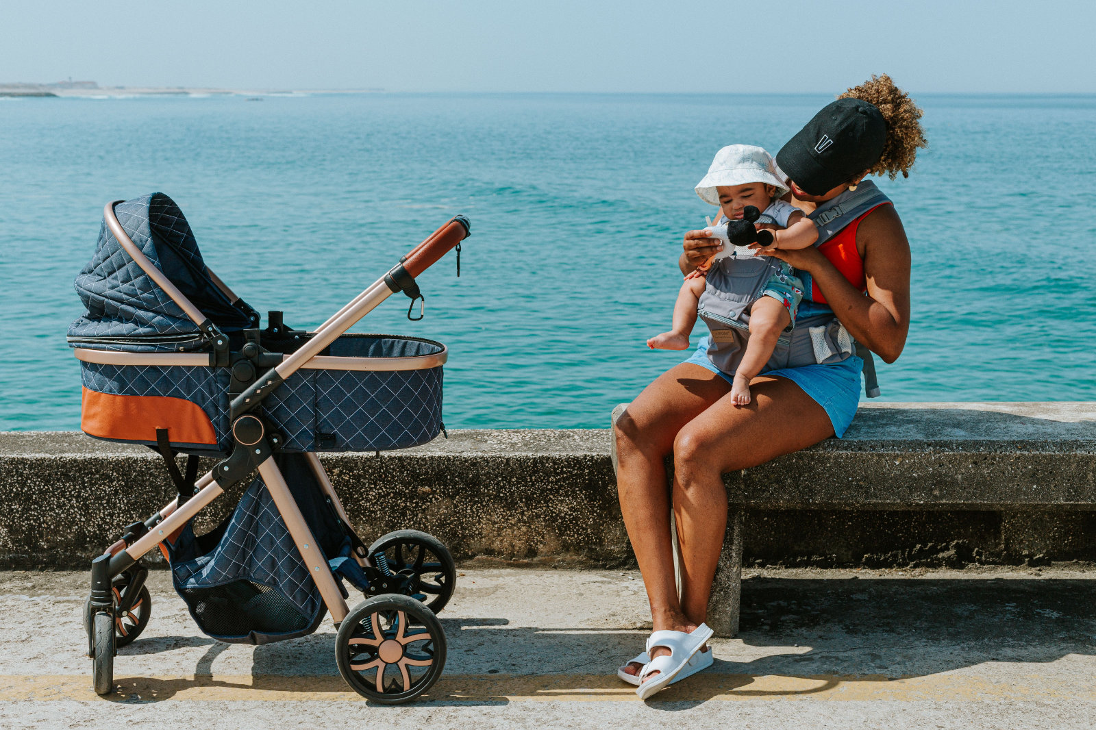 Kindersachen wie Strandbuggy, Kraxe oder Trage, Kindersitze, Spielsachen und vieles mehr lassen sich ganz einfach für den Urlaub auf Mallorca mieten