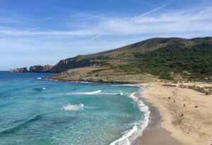 Aussicht auf die Cala Mesquida im Winter