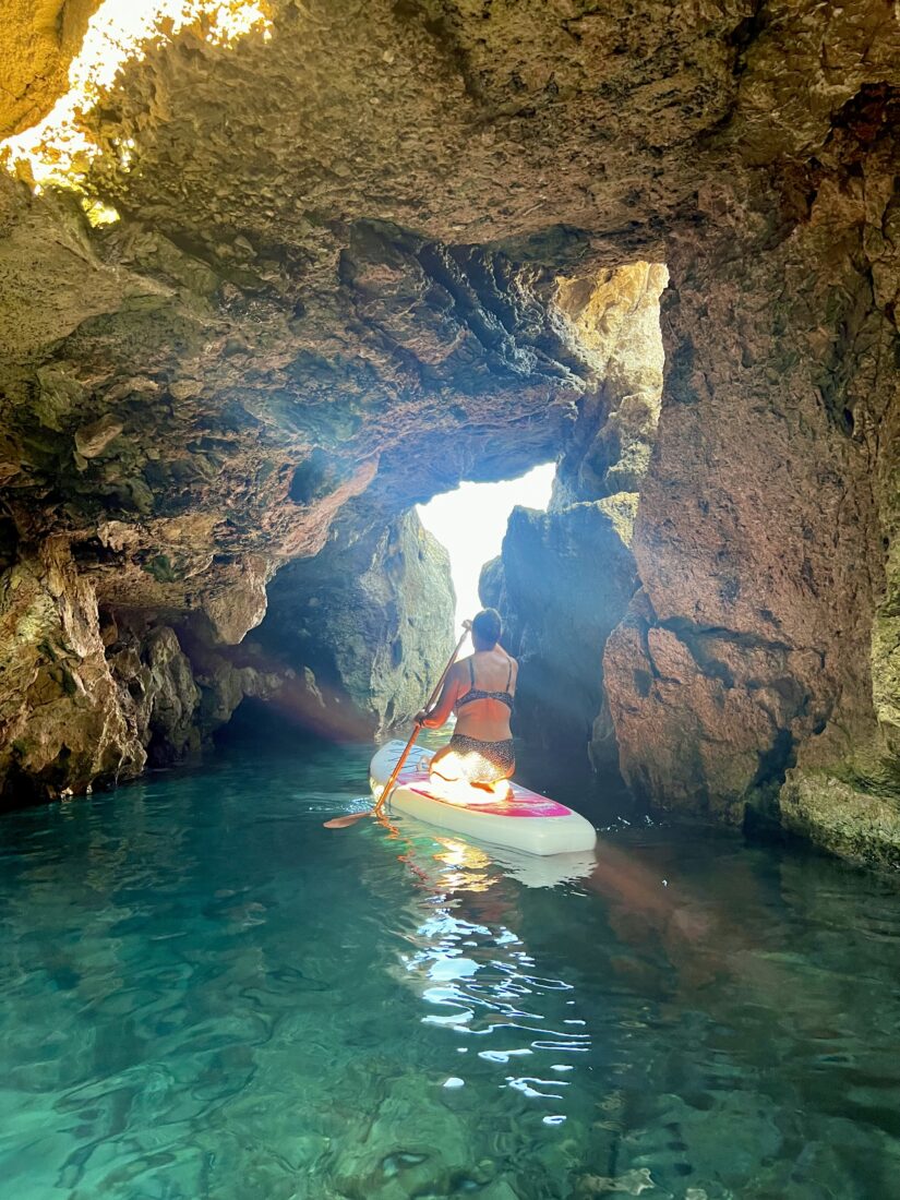 SUP Fahren in den Höhlen von Mallorcas Ostküste Nähe Cala Ratjada