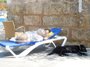 Siesta am Pool auf Mallorca 