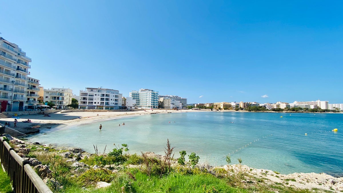Strand mit Promenade von S'Illot an der Ostküste von Mallorca