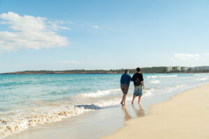 Strandspaziergang zu zweit