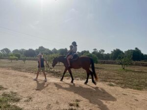 Mutter und Kleinkind Ausritt auf Mallorca