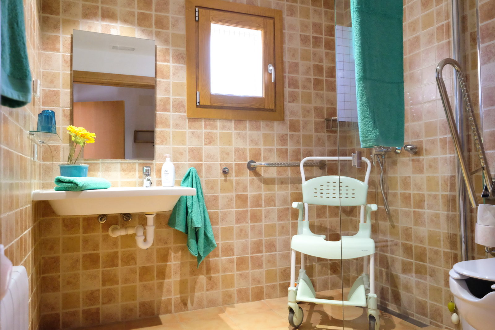 Behindertengerechtes Badezimmer in Urlaubsfinca auf Mallorca