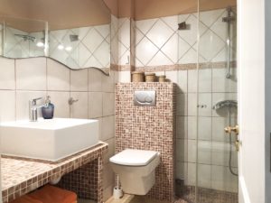 Modernes Bad mit Dusche