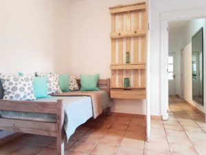 Schlafplatz mit Raumtrenner im Wohnraum
