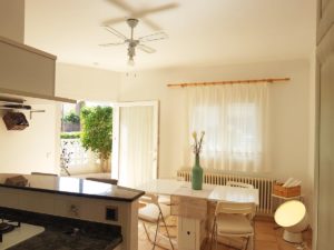 Großzügige Küche mit angrenzendem Esszimmer