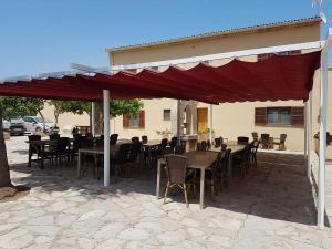 Überdachte Terrasse auf dem Dorfplatz