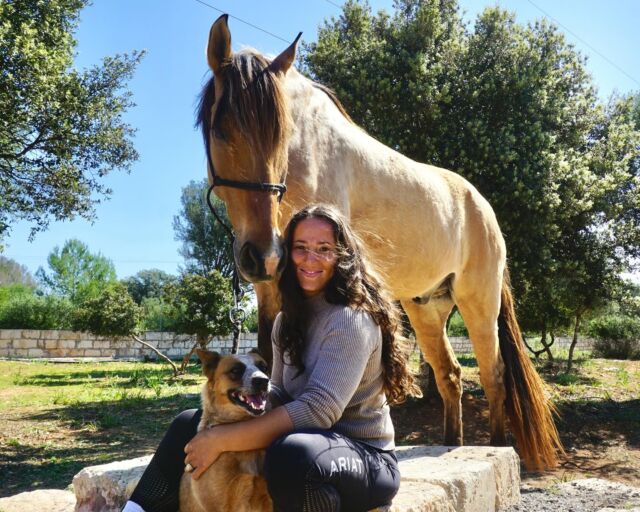 ✨ Ein neues Kapitel bei Can Agustin ✨

Willkommen im Team, liebe Amelie! 💛

Manche Begegnungen fühlen sich nicht zufällig an – sondern wie ein Puzzlestück, das seinen Platz gefunden hat.

Mit Amelie von Miobell-Coaching wächst unser besonderer Ort nicht nur um zwei helfende Hände, sondern um ein besonderen Herzensmensch. 🌿🐴

Amelie bringt Erfahrung als systemischer Coach mit, Klarheit, Wärme und eine tiefe Verbindung zu Mensch und Tier. Ihr Blick für das Wesentliche – für das, was Heilung braucht und was wachsen darf – macht sie zu einer wertvollen Begleiterin auf dem Weg zu echten Beziehungen.

Zu sich selbst. Zueinander. Zu unseren Pferden. Zu unserer Can Agustin Familie. 🫶

Wir freuen uns auf: Ehrliche Begegnungen. Sanftes Coaching. Veränderung, die von innen kommt. Und auf all die Ideen, die gerade erst anfangen, Wurzeln zu schlagen. 🌱

Seid gespannt – da kommt etwas ganz Besonderes!

Amelie – wir sagen von Herzen: Bienvenida! Schön, dass du jetzt ein Teil von Can Agustin bist. 🌞

#teamzuwachs #canagustin #einbesondererortfürbesonderemenschen #coachingmallorca #herzensort #neuanfang #naturalhorsemanship   #systemischesCoaching #CoachingMitPferden #empowerment #gesundeBeziehungen #MutZurVeränderung #VertrauenInsLeben #Mallorca #Mallorcagram #gruppencoaching #Beratung #SystemischeBeratung #Beziehungstipps #Selbstbestimmung #persönlichesWachstum #mallorcahorses #PferdegestützteIntervention #Pferdeliebe #HorsesOfInstagram