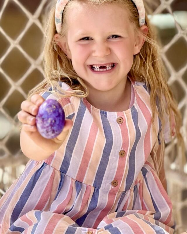 🥚🌸 Ostern auf Can Agustin! 🌸🥚

Wir wünschen Euch allen ein frohes Osterfest!!

Am Freitag wurde hier auf Can Agustin wie jedes Jahr fleißig gemalt, gepinselt und gefärbt – 50 kunterbunte Eier sind so entstanden 🎨🐣

Heute ging’s dann mit den Kids auf große Ostereiersuche in unseren Extreme Trail – mit Verstecken, die selbst den Osterhasen stolz gemacht hätten! Alle haben gesucht und wurden fündig – am Ende wurde fair geteilt und wir tippen: Heute gibt’s in so mancher Familie Eiersalat deluxe 😄

Johanna hat das - laut ihrem Papa - _schönste_ Ei gefunden – gold-lila schimmernd und eigentlich viel zu schade zum Pellen! 💜✨

Danke euch allen! Das war ein großer Spaß und wir freuen uns schon auf nächstes Jahr!!

PS: Das Osterprogramm ist natürlich noch nicht vorbei! Dienstag und Mittwoch stehen noch mehr Highlights an. Wir werden berichten!!

#canagustin #ostern2025 #eiersuche #goldeneiermomente #mallorcamitkids #agroturismus #mallorcafamilytime #einbesondererortfürbesonderemenschen #eiersucheinklusiv #inklusionschaffenwir #mallorcamitkind #alleinreisen